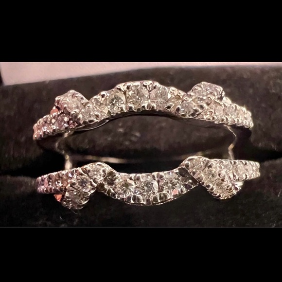 Elegant Diamond Ring - Picture 2 of 4